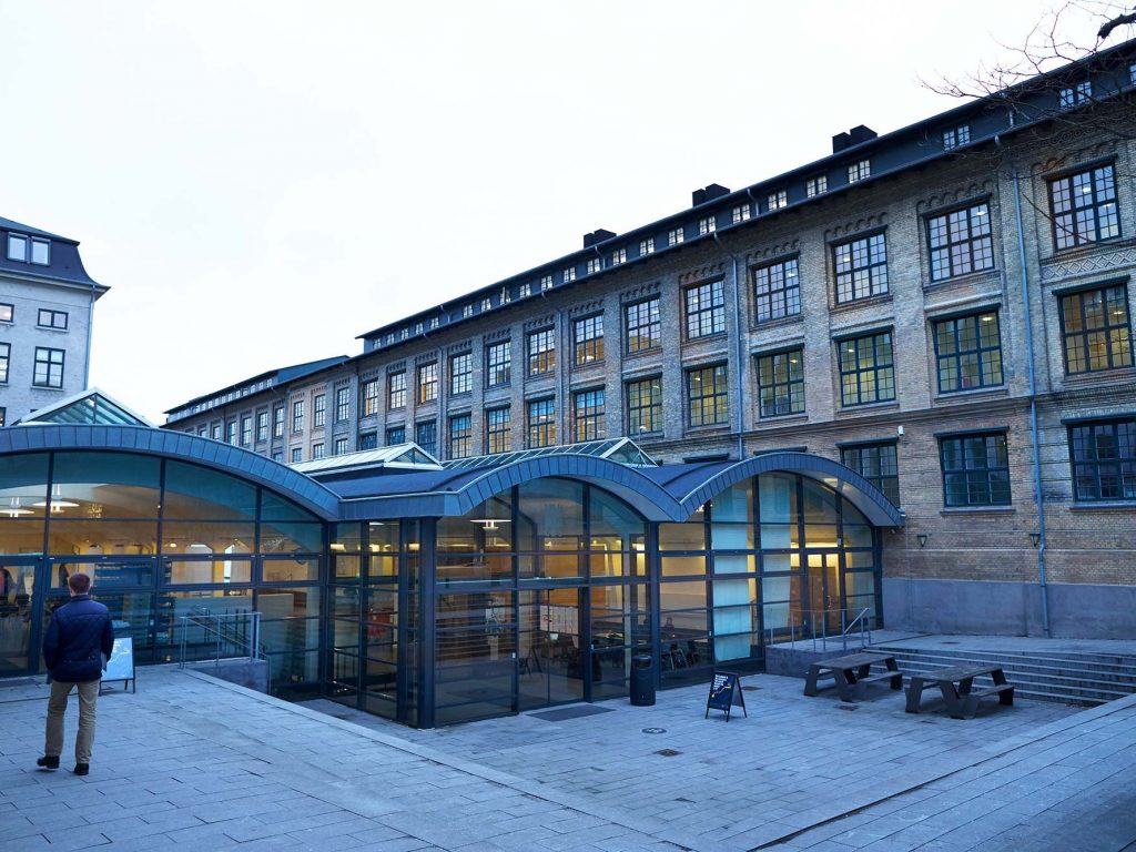 Porcelænshaven outside with a person walking towards the entrance